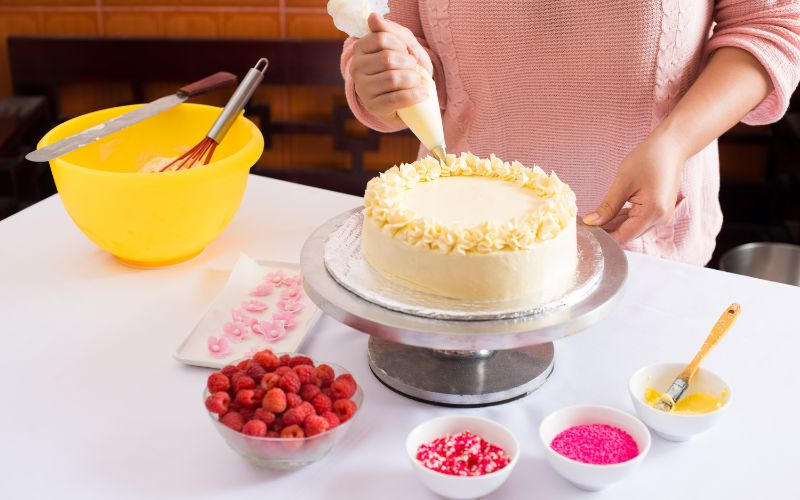 Decorate Cakes Without a Flower Nail