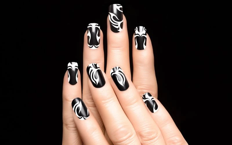 Black and White Nai Art