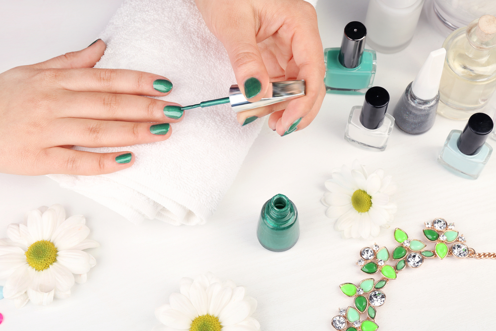 Create a Green and Black Nail Design